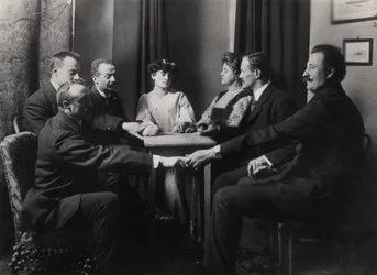 Séance spirite, de Fotografie di Fantasmi par E. Imoda, 1912